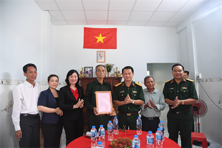 Bộ CHQS tỉnh Long An trao tặng nhà tình nghĩa cho Cựu chiến binh