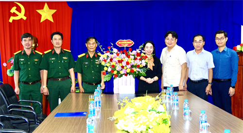 Bộ CHQS tỉnh Bình Dương thăm, chúc mừng Ban Tuyên giáo Tỉnh ủy