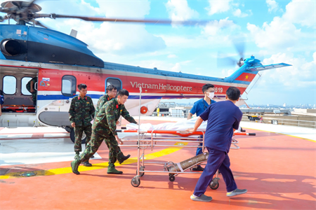 Lần đầu tiên trực thăng vận chuyển cùng lúc 3 bệnh nhân từ Trường Sa về đất liền điểu trị