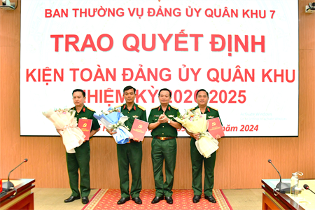 Trao quyết định kiện toàn Đảng ủy Quân khu 7 nhiệm kỳ 2020-2025
