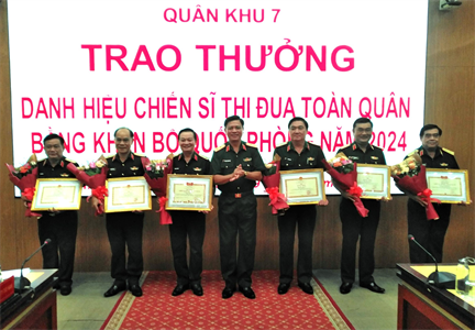 Bộ Tư lệnh Quân khu 7 trao danh hiệu Chiến sĩ thi đua toàn quân và Bằng khen Bộ Quốc phòng