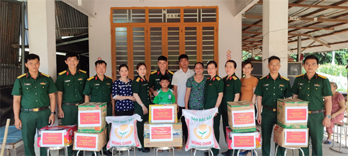 Trung đoàn 5, Sư đoàn 5 thăm, tặng quà trẻ mồ côi do tác động của đại dịch Covid-19