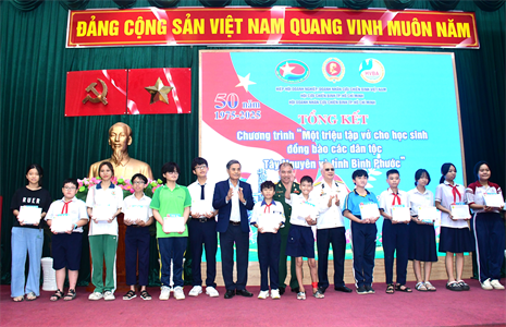 Chương trình “Một triệu tập vở cho học sinh đồng bào các dân tộc Tây Nguyên và tỉnh Bình Phước” về đích trước 1 năm