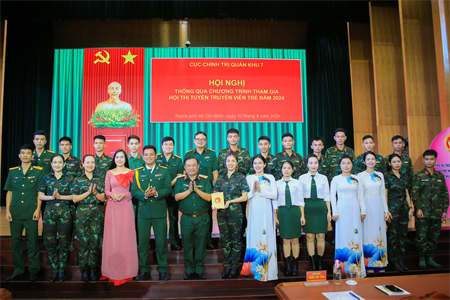 Thủ trưởng Cục Chính trị Quân khu gặp gỡ, động viên đội thi Tuyên truyền viên trẻ LLVT Quân khu