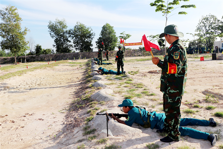 Ban CHQS thành phố Bến Cát, tỉnh Bình Dương kiểm tra bắn đạn thật lực lượng dân quân tự vệ