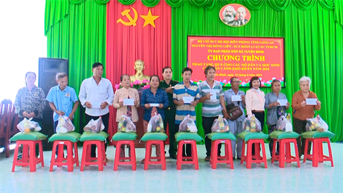 Bộ đội Biên phòng Long An tặng quà cho các hộ nghèo và học sinh có hoàn cảnh khó khăn