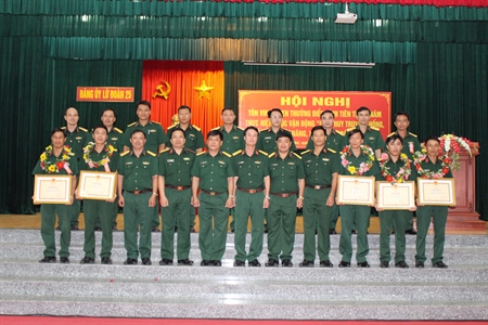 Lữ đoàn Công binh 25.
Tôn vinh điển hình tiên tiến “Phát huy truyền thống, cống hiến tài năng, xứng danh Bộ đội Cụ Hồ”