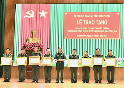 Bộ CHQS tỉnh Bình Phước: Trao tặng Huy chương Quân kỳ quyết thắng và Chiến sĩ vẻ vang