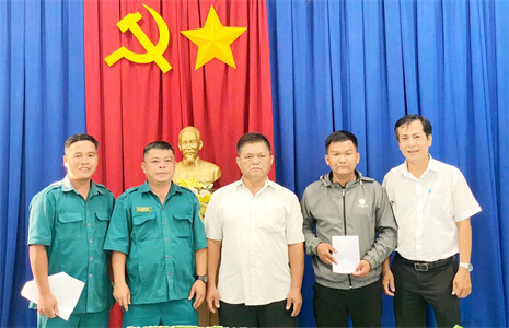 Tuổi trẻ phường Hiệp An, thành phố Thủ Dầu Một hăng hái viết đơn tình nguyện nhập ngũ