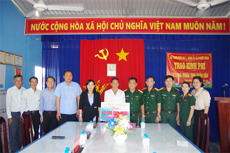 Bộ Tham mưu Quân khu trao kinh phí xây dựng Nhà tình nghĩa quân - dân, xây dựng đường giao thông nông thôn tại tỉnh Long An