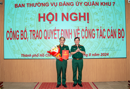 Ban Thường vụ Đảng ủy Quân khu trao các quyết định cho cán bộ