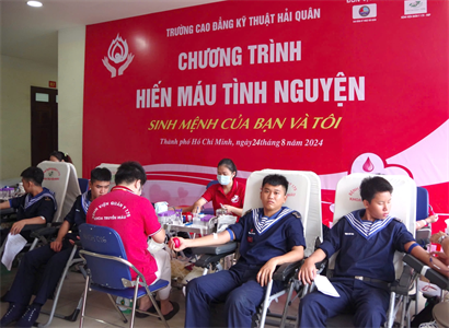 Bộ đội Hải quân hiến máu cứu người