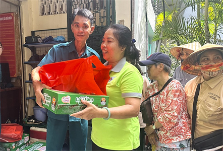 Ban CHQS Phường 3, Quận 3 trao quà Quân nhân dự bị, người dân có hoàn cảnh khó khăn
