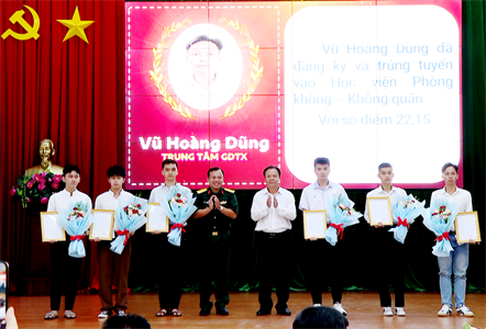 Ban CHQS thành phố Thủ Dầu Một, tỉnh Bình Dương tuyên dương học sinh trúng tuyển vào các trường Quân đội