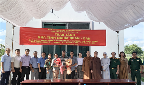 Ban CHQS huyện Châu Đức trao tặng “Nhà tình nghĩa quân - dân”