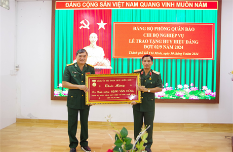 Trao Huy hiệu 40 năm tuổi Đảng cho Thiếu tướng Đặng Văn Hùng, Phó Tư lệnh, Tham mưu trưởng Quân khu