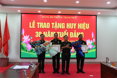 Đảng ủy Phòng Tham mưu, Bộ CHQS tỉnh Long An trao huy hiệu 30 năm tuổi Đảng
