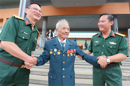 Thắm đượm tình cảm quân dân qua chuyến về nguồn của Thanh tra Quốc phòng Quân khu