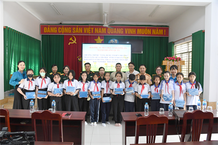 Hội Phụ nữ Bộ CHQS tỉnh Long An trao tặng vở cho học sinh có hoàn cảnh khó khăn