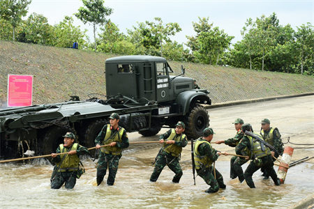 Lữ đoàn 25 huấn luyện vượt sông an toàn