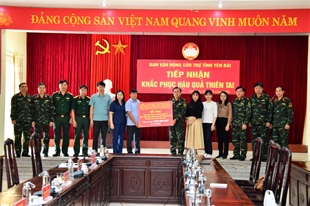 Đoàn công tác Quân khu 7 trao hỗ trợ Nhân dân tỉnh Yên Bái và Lào Cai