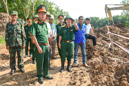 Thiếu tướng Đặng Văn Hùng, Phó Tư lệnh, Tham mưu trưởng Quân khu kiểm tra thi công đường tuần tra biên giới tỉnh Tây Ninh