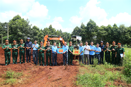 Ban Chỉ đạo Quốc gia 515 thăm, động viên Đội K72 làm nhiệm vụ tìm kiếm, cất bốc hài cốt liệt sĩ tại huyện Lộc Ninh