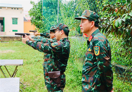 Công ty kinh doanh than Đông Bắc miền Nam huấn luyện quân sự và kiểm tra bắn đạn thật