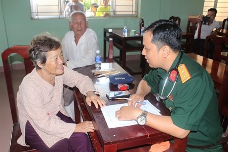 Khám bệnh, cấp thuốc miễn phí và tặng quà cho nhân dân xã Thủy Đông