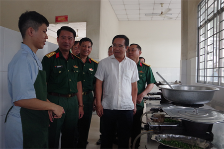 Bí thư Tỉnh ủy Long An kiểm tra bếp ăn và tham quan mô hình “Bữa ăn tự chọn” của Bộ CHQS tỉnh