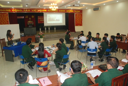 Tham  quan mô hình học tiếng anh của Cục Chính trị Quân khu 7