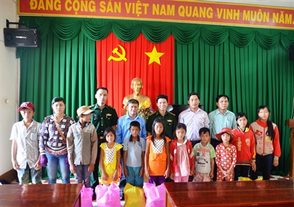 Bộ đội Biên phòng Long An: tặng quà cho con em Việt kiều Campuchia và hộ nghèo trên khu vực biên giới