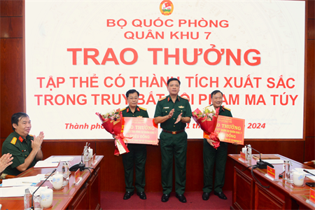 Quân khu 7 trao thưởng cho các tập thể có thành tích xuất sắc trong truy bắt tội phạm ma túy