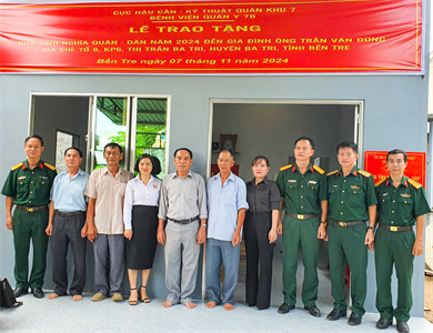 Bệnh viện Quân y 7B trao tặng "Nhà tình nghĩa quân - dân"