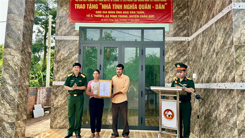 Bộ CHQS tỉnh Bà Rịa - Vũng Tàu trao tặng “Nhà tình nghĩa quân - dân”