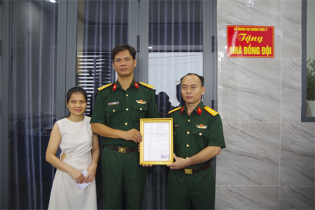 Lữ đoàn 26 trao tặng “Nhà đồng đội” và “Nhà tình nghĩa quân - dân”