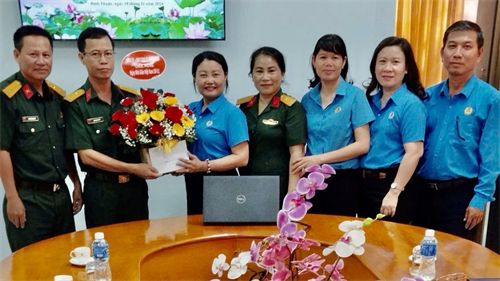 Ban CHQS thành phố Phan Thiết thăm, chúc mừng ngày Nhà giáo Việt Nam