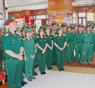 Dâng hương, tham quan Nhà truyền thống LLVT tỉnh Bình Dương