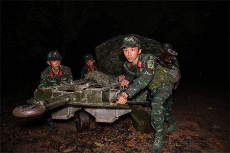 Rèn "chân đồng, vai sắt" trong huấn luyện ban đêm