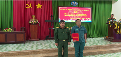 Huyện Vĩnh Hưng ra mắt Tiểu đội dân quân thường trực Ban CHQS xã Tuyên Bình Tây