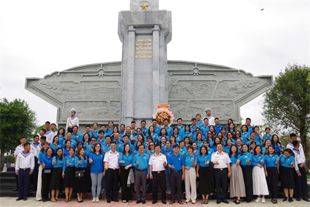Công đoàn Đại học Quốc gia TPHCM thực hiện chương trình “Một ngày cùng chiến sĩ” tại Vùng 2 Hải quân