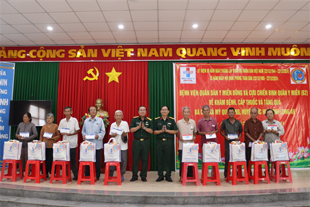 Ban liên lạc Cựu chiến binh Quân y Miền B2 phối hợp khám bệnh, cấp thuốc và tặng quà Nhân dân huyện Đức Huệ