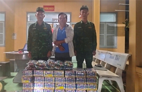 Tây Ninh: Bắt 2 đối tượng vận chuyển, tàng trữ hơn 180kg pháo nổ