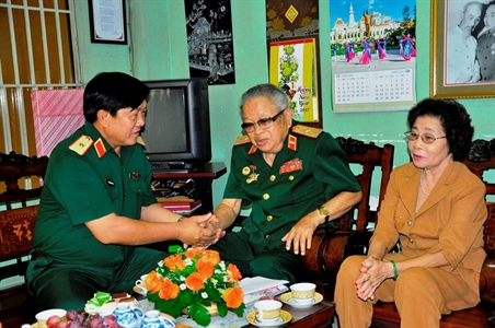 Thiếu tướng Trương Văn Hai thăm, tặng quà người cao tuổi tại quận 10, TPHCM