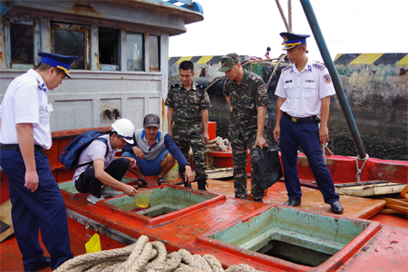 Vùng Cảnh sát biển 3 bắt giữ tàu chở 30.000 lít dầu DO không rõ nguồn gốc