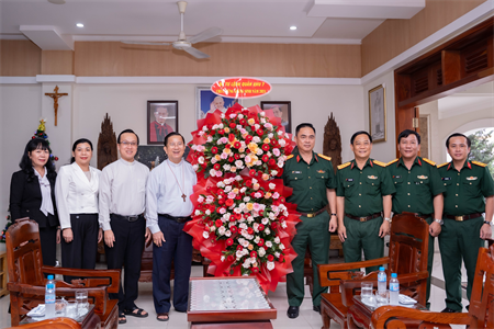 Bộ Tư lệnh Quân khu 7 chúc mừng Giáng sinh Tòa Giám mục Phú Cường
