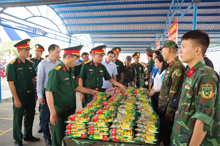 Bộ CHQS tỉnh Long An tổ chức “Phiên chợ nghĩa tình quân – dân”