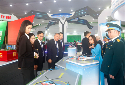 Đoàn đại biểu thực thi pháp luật trên biển các nước tham quan Triển lãm Quốc phòng quốc tế Việt Nam 2024