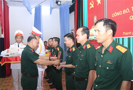 Cục Chính trị Quân khu trao quyết định cán bộ, quân nhân chuyên nghiệp