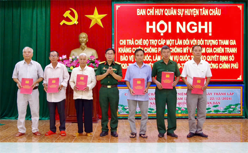 Huyện Tân Châu chi trả chế độ cho các đối tượng  chính sách